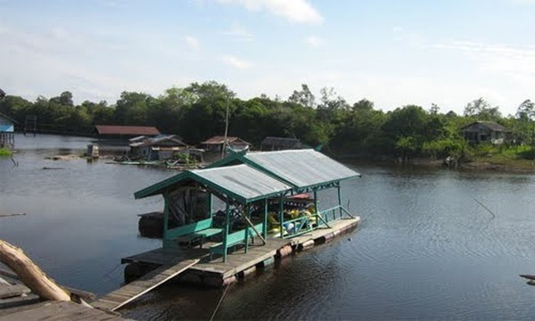 Wow Air Danau Tahai Berwarna Merah