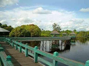 Wow! Air Danau Tahai Berwarna Merah
