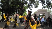 Penari menyambut wisatawan di Keraton Kacirebonan (Fitraya/detikTravel)