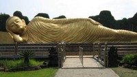 Patung Buddha tidur di Mojokerto (sumber: remajatour.wordpress.com)