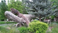 Patung seolah-olah dinosaurus sedang berkelahi di Taman Dinosaurus (sumber: tripadvisor.com)
