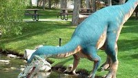 Patung dinosaurus seolah-olah sedang memangsa (sumber: jenneethompson.com)