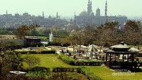 Pemandangan kota Kairo dari spot tertinggi Azhar Park.