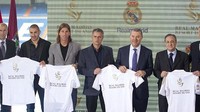 Para pemain, pelatih, petinggi Real Madrid dan perwakilan dari UAE saat berfoto (AFP)