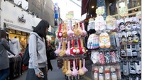 Aksesoris lucu yang ada di Sinchon (Sumber: visitkorea.or.kr)