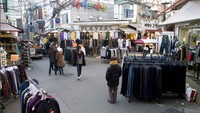 Baju-baju yang dijual di Sinchon (sumber: visitkorea.or.kr)
