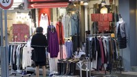 Toko di Sinchon (sumber: visitkorea.or.kr)