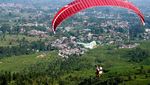 Wus! Terbang Bebas dengan Paralayang di Puncak, Bogor