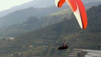 Paralayang di Kawasan Puncak, Bogor (alamrayapermai.blogspot.com)