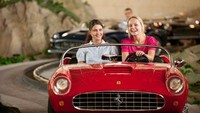 Berkeliling sambil naik mobil Ferrari (ferrariworldabudhabi.com)