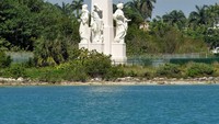 Monumen ini menjulang 34 meter (galenfrysinger.com)