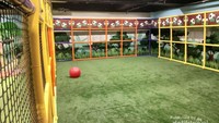 Ada lapangan futsal mini untuk bermain bola