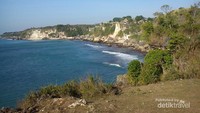 Tebing putih yang mengelilingi pantai