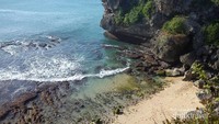 View pantai dari atas tebing