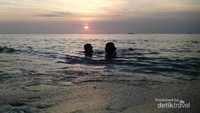 Menikmati sang surya tenggelam di Pantai Balangan