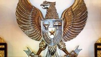 Patung Bhinneka Tunggal Ika dan Sebilah Keris