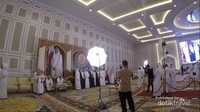 Mempelai pria dan keluarganya sedang berfoto bersama dengan tamu undangan