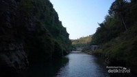 tebing kapur yang mengapit sungai Oya