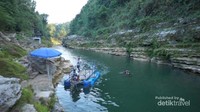pemandangan dari pinggir tebing air terjun Sri Gethuk