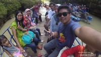 diatas perahu perjalanan menuju air terjun Sri Gethuk