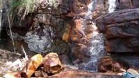 Selain berada di pantai, bebatuan granit pun ada di atas bukit