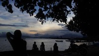 Menikmati senja di pantai pasir putih menambah keromantisan