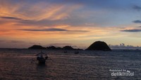 Saat senja tiba di pantai pasir putih dan Pulau Condong