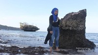 Berpose di Pantai Kasuso