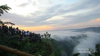 Serasa berada di depan sungai besar yang terbuat dari hamparan awan