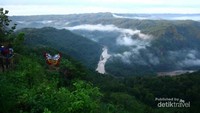 Kupu-kupu raksasa di antara dua aliran yang berbeda massa