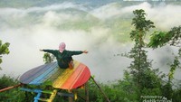 Warna-warni keceriaan hatimu ketika berada tinggi di alam bebas, dengan hamparan pegunungan dan yang diselimuti desiran awan