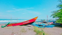 Banyak perahu nelayan yang bersandar di pantai