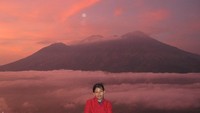 Sunrise dipuncak bayangan gunung penanggungan