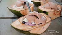 Es Krim Petrus menyajikan es krim dengan batok kepala