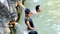 Wisatawan yang asyik berendam di Air Panas Banjar