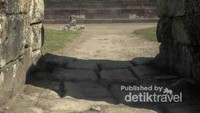 Ada 4 pintu keluar masuk menuju candi, namun hanya dua yang difungsikan. Pintu utama dan pintu selatan