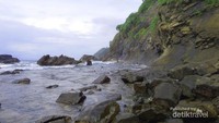 Tebing di Pantai Kalipat