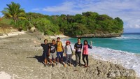 menghabiskan waktu bersama teman-teman di pantai Watubela