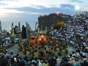 Yang Keren di Uluwatu: Kombinasi Tari Kecak & Sunset