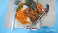 Nasi punel dengan lauk ayam goreng, sedap!