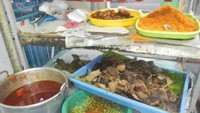 Aneka lauk dan sayur pelengkap nasi punel