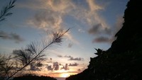 Momen sunset di Pantai Lampon