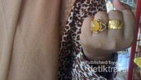 Ibu-ibu saja pakai batu akik