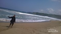 Pantainya bersih dan laut yang biru memanjakan mata