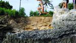 Yang Menantang di Bali, Terjun Bebas dari Tebing Nusa Ceningan