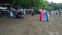 Kita bisa menyewa peralatan untuk bermain air di pantai ini