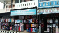 Traveler bisa membeli baju pantai dan kaos untuk oleh-oleh....