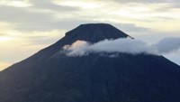 Nampak gunung berbalut awan