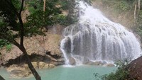 Dari atas air terjun ini seperti bertingkat-tingkat dan pada bagian paling bawah aliranya semakin besar dan lebar.