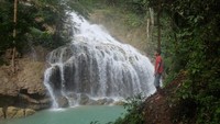 Lukas, warga lokal yg mengantarkan saya hingga sampai di air terjun Lapopu.
